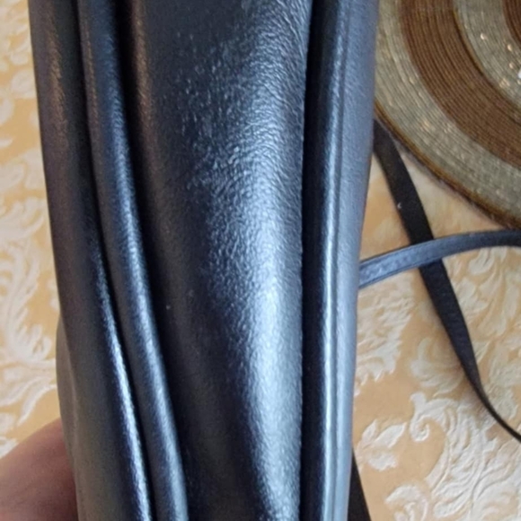 Vintage Anne Klein Black Leather Shoulder Bag with Adjustable Strap - Picture 3 of 9